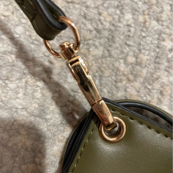 A New Day Green Crossbody Wallet Rose Gold Colored Hardware Phone Slot EUC - Picture 4 of 9